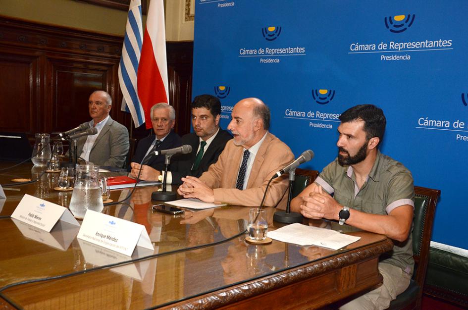 Ministro Mieres en mesa redonda sobre reducción de la jornada laboral Ministro Mieres en mesa redonda sobre reducción de la jornada laboral