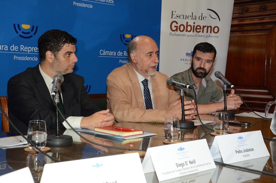 Ministro Mieres en mesa redonda sobre reducción de la jornada laboral Ministro Mieres en mesa redonda sobre reducción de la jornada laboral