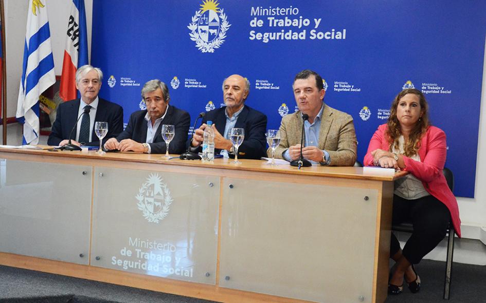 Presentación del libro "Sistematización Sentencias TCA" de la IGTSS Autoridades y expositores durante la presentación