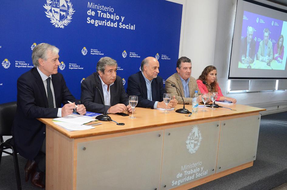 Presentación del libro "Sistematización Sentencias TCA" de la IGTSS Autoridades y expositores durante la presentación