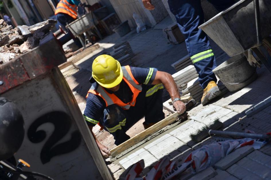 Obrero de la construcción trabajando