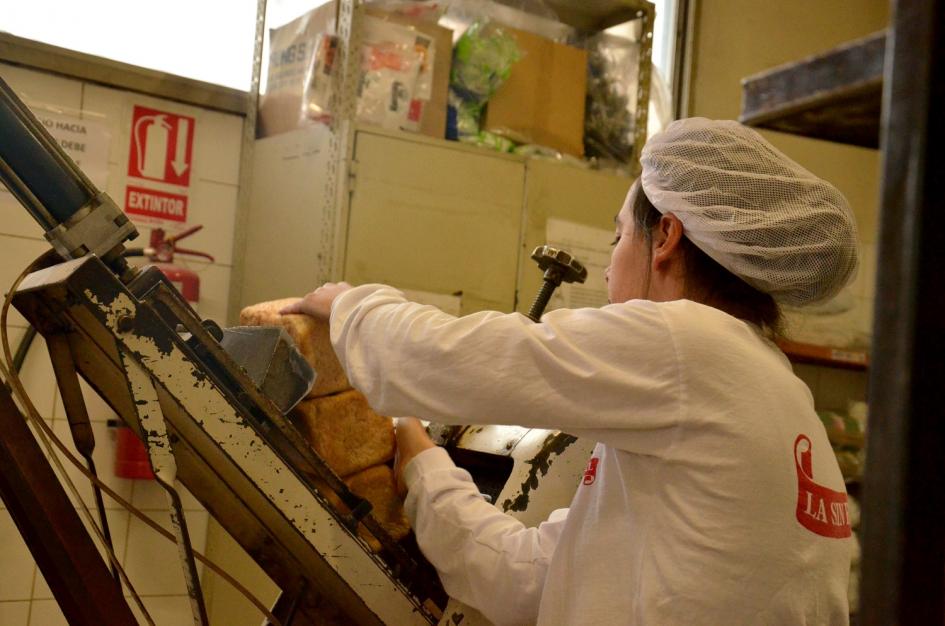 Mujer trabajando en elaboración de pan