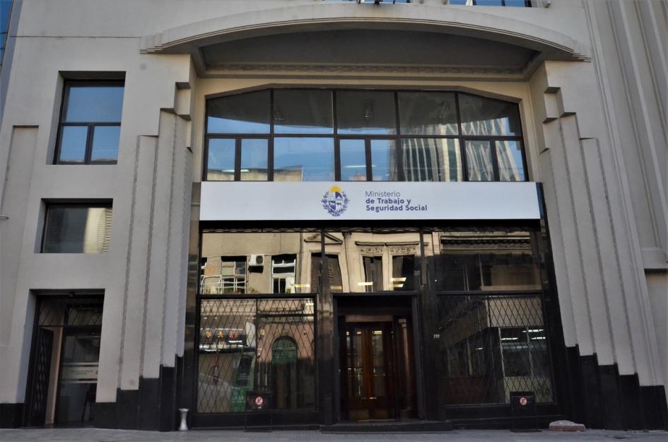 Régimen especial de subsidio por desempleo para trabajadores afectados por incendio Fachada del Ministerio en la calle 25 de Mayo