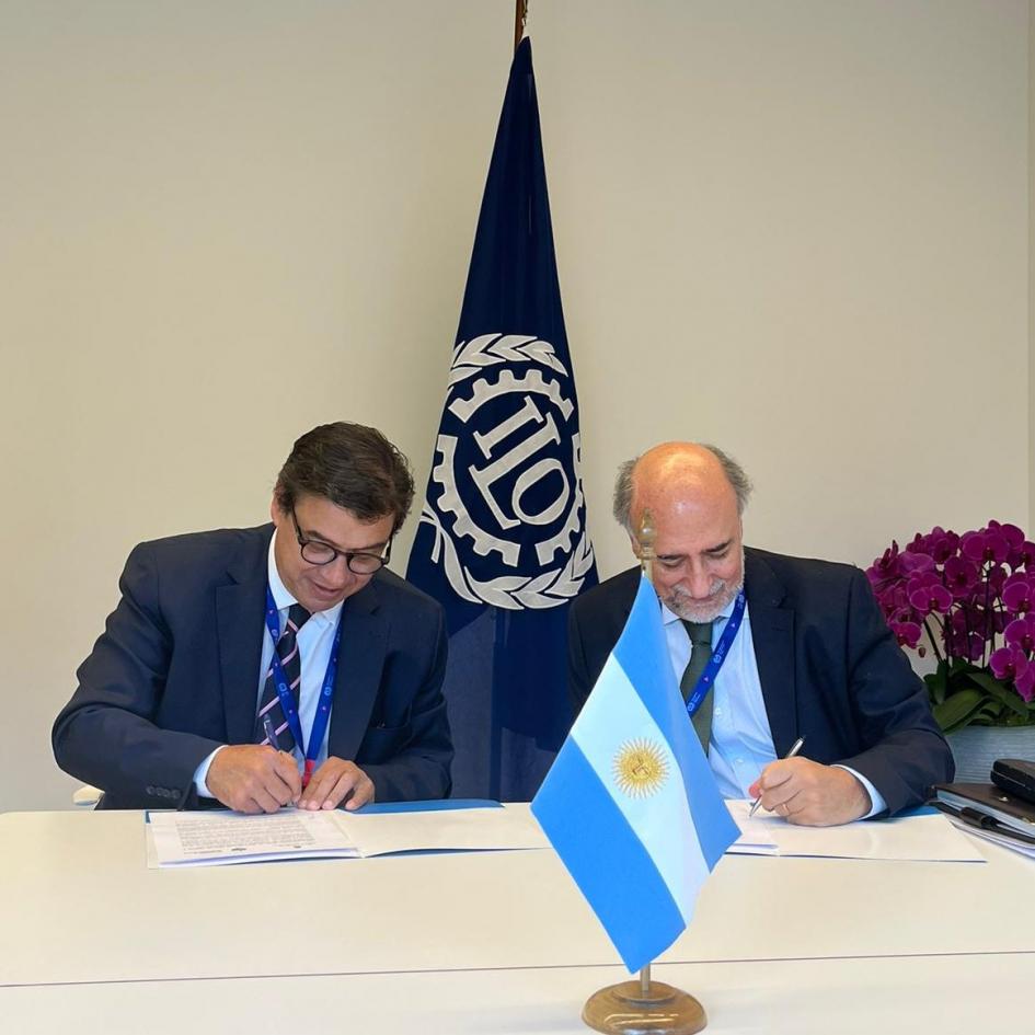 Firma con ministro de Trabajo argentino Firma con ministro de Trabajo argentino
