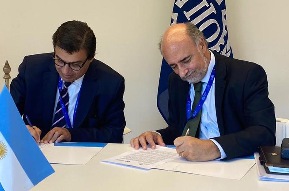 Firma con ministro de Trabajo argentino Firma con ministro de Trabajo argentino
