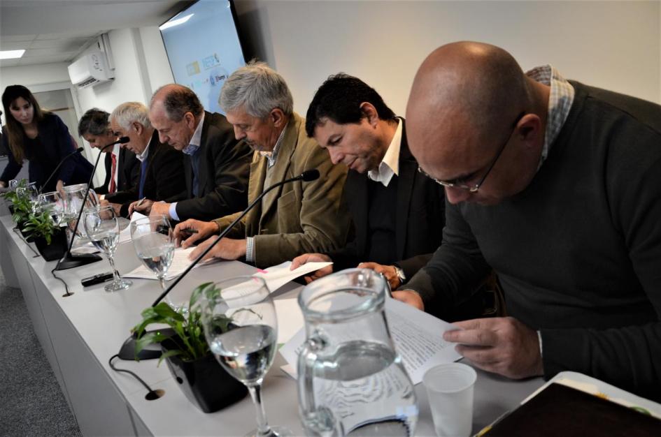 Firma del Convenio. Imagen de representantes de los organismos reunidos firmando el convenio.