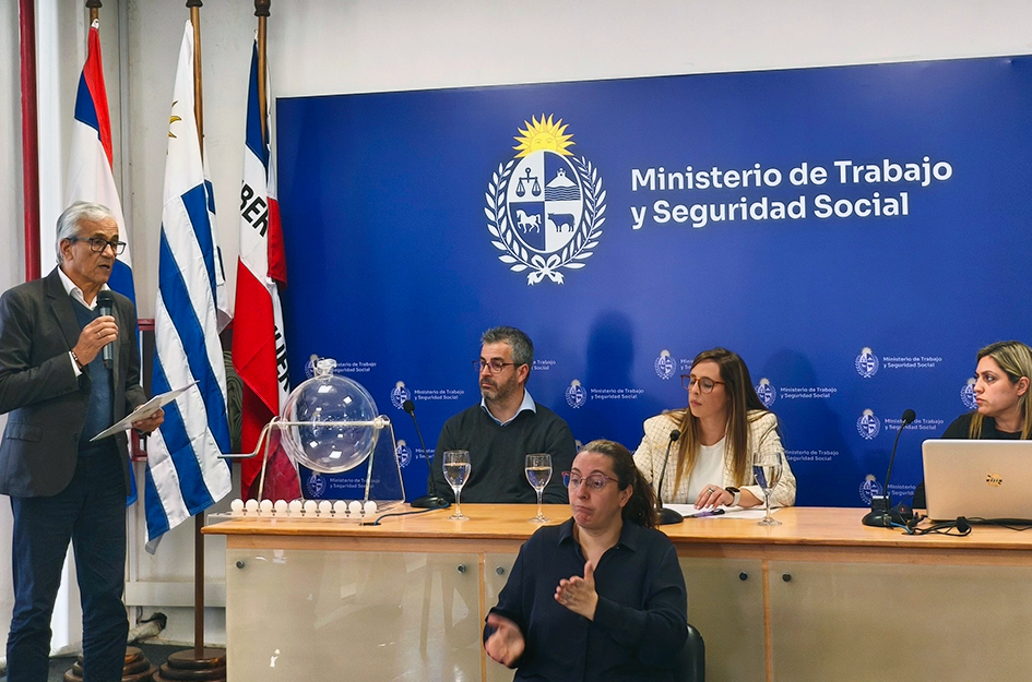 Se realizó el sorteo de la primera edición del programa Uruguay Impulsa Ministro Juan Castillo inició la oratoria del sorteo