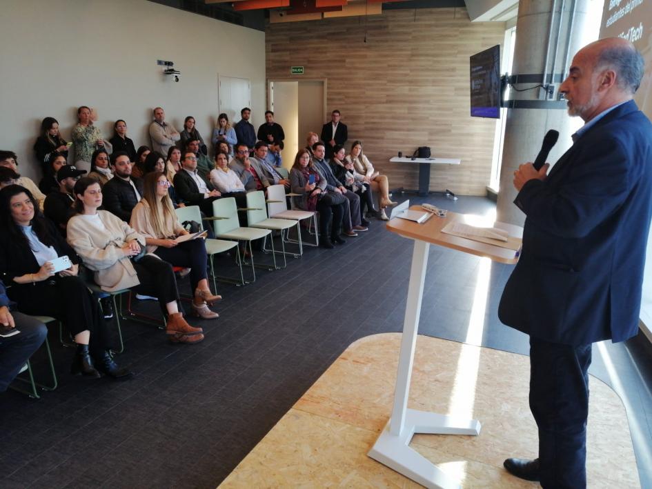 Mieres durante su exposición y público presente