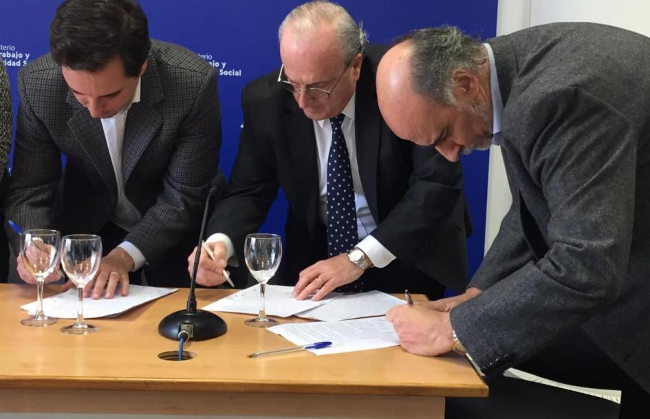 Acuerdo en el Consejo Superior Tripartito Firma de acuerdo en el Consejo Superior Tripartito