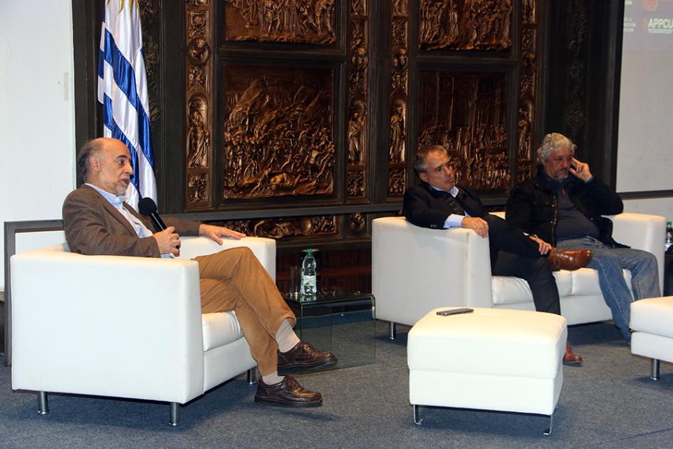 Ministro Mieres y panelistas durante la actividad 30 años del Fondo Social de la Construcción