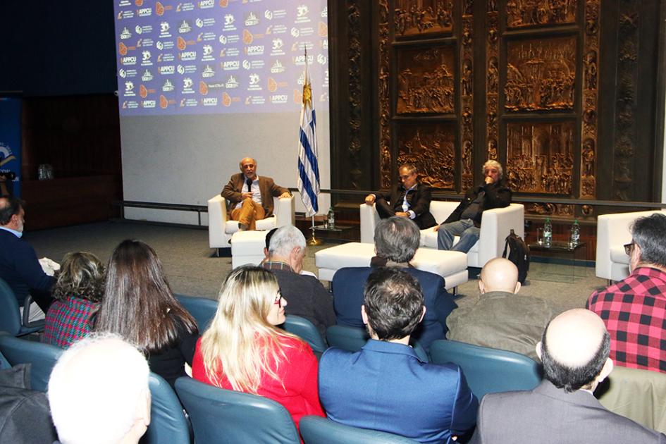 Ministro Mieres y panelistas durante la actividad 30 años del Fondo Social de la Construcción