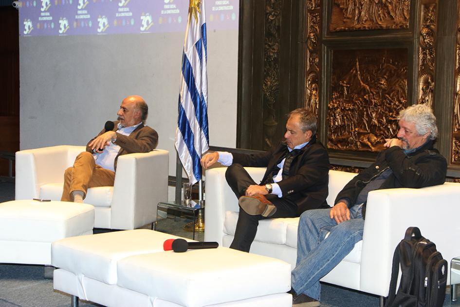 Ministro Mieres y panelistas durante la actividad 30 años del Fondo Social de la Construcción