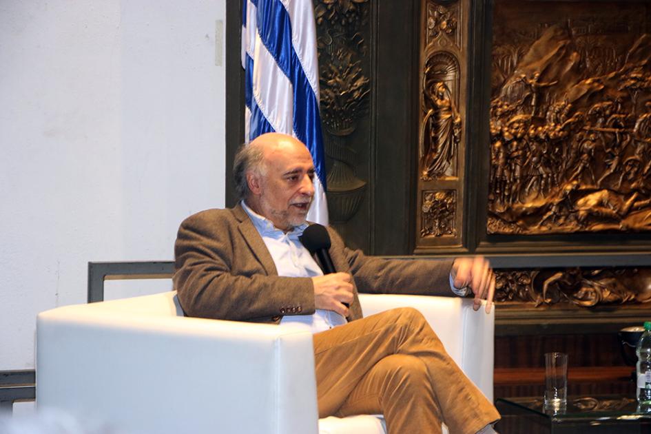 Ministro Mieres exponiendo 30 años del Fondo Social de la Construcción