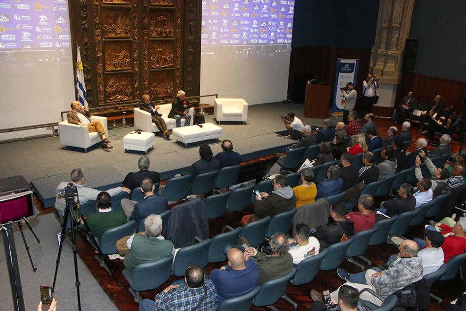 Ministro Mieres y panelistas durante la actividad 30 años del Fondo Social de la Construcción