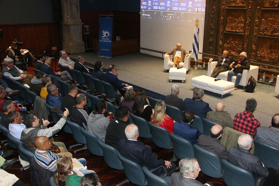 Ministro Mieres y panelistas durante la actividad 30 años del Fondo Social de la Construcción