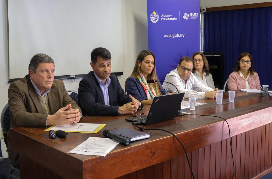 Proyecto Mujeres en el Sector Tecnologías de la Información Autoridades en conferencia