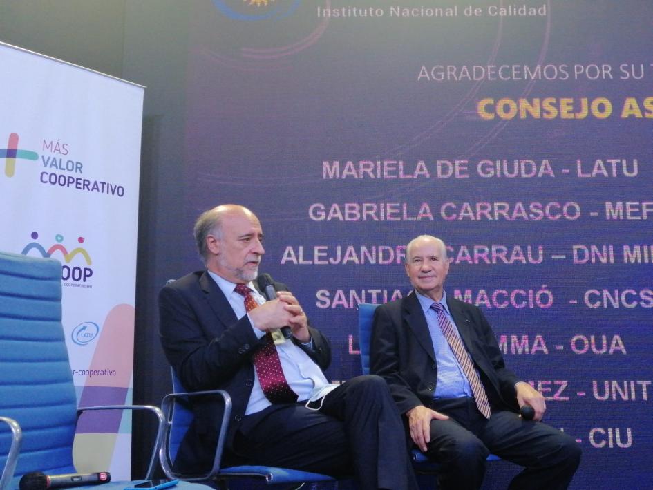 Entrega de Premios y Reconocimientos de Calidad Mieres exponiendo en entrega de premios