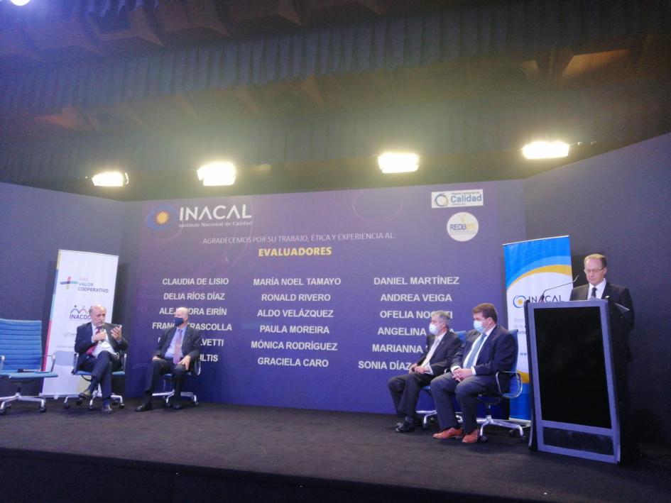Entrega de Premios y Reconocimientos de Calidad Mieres y demás autoridades en entrega de premios