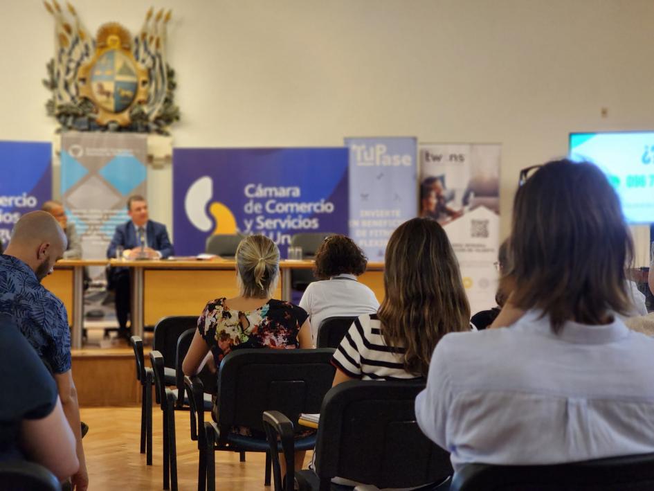 Ciclo Diálogo con Protagonistas Teijeiro durante su exposición y el público