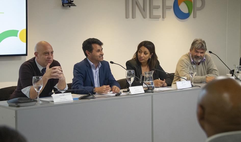 Autoridades exponiendo durante la presentación en Inefop