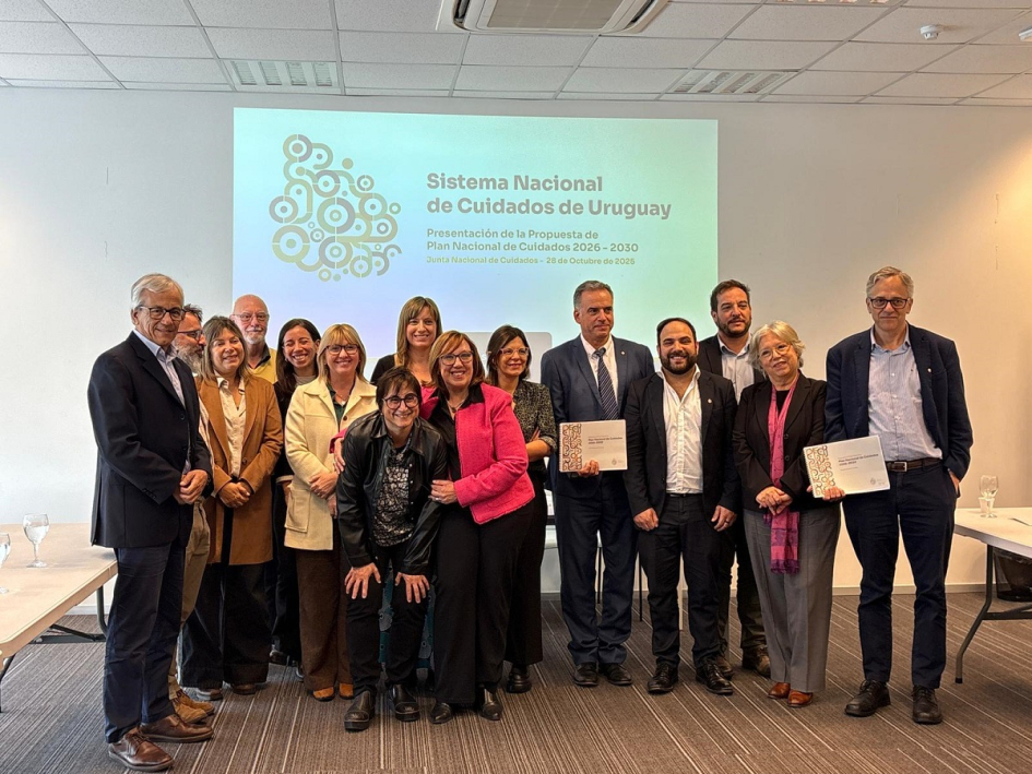 Ministro Castillo participó en Segunda Reunión de la Junta de Cuidados Autoridades nacionales con el Presidente Orsi en segunda reunión de la Junta de Cuidados