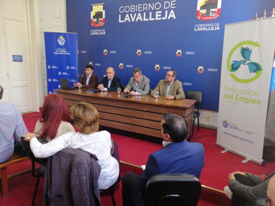 Difusión Ley de Promoción del Empleo Lavalleja Autoridades en conferencia de prensa en Lavalleja