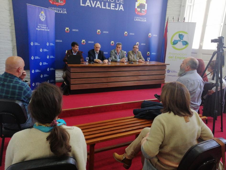 Difusión Ley de Promoción del Empleo Lavalleja Autoridades en conferencia de prensa en Lavalleja