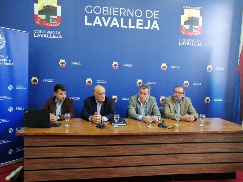 Difusión Ley de Promoción del Empleo Lavalleja Autoridades en conferencia de prensa en Lavalleja