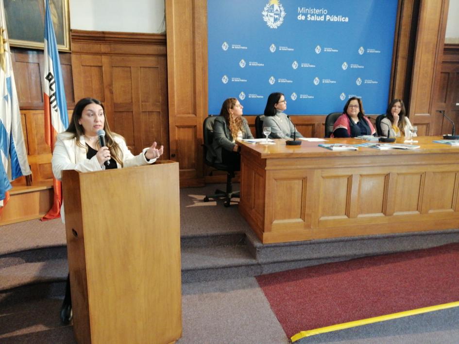 Semana de la Lactancia Dinuchi durante su exposición y más atrás Arlegui y demás expositoras