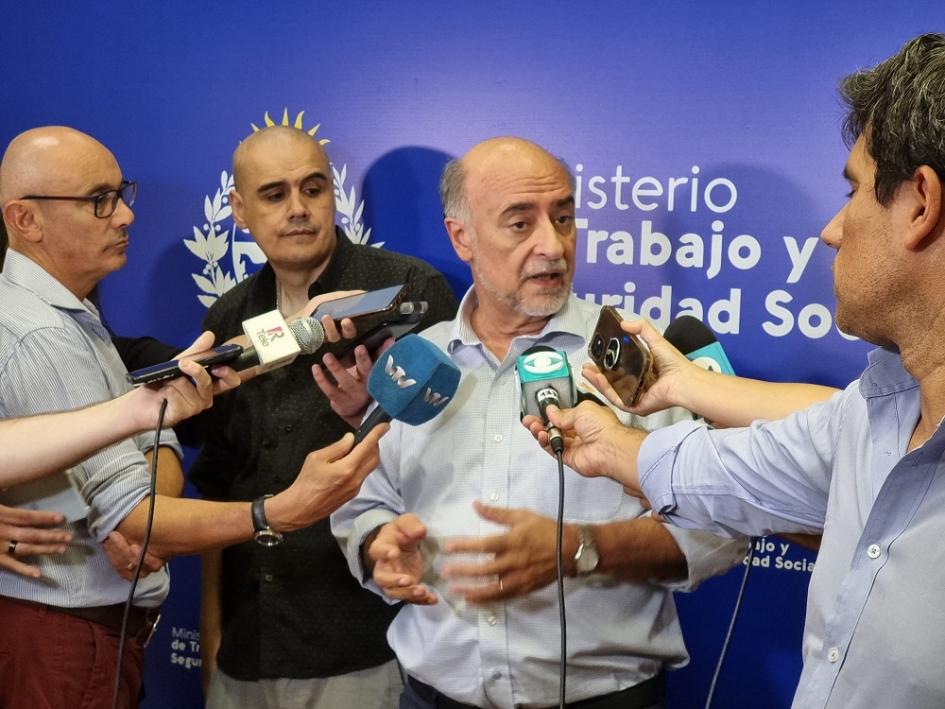 Mieres destacó impacto de medidas en ingreso de trabajadores y jubilados, y en facturación de micro Mieres en rueda de prensa