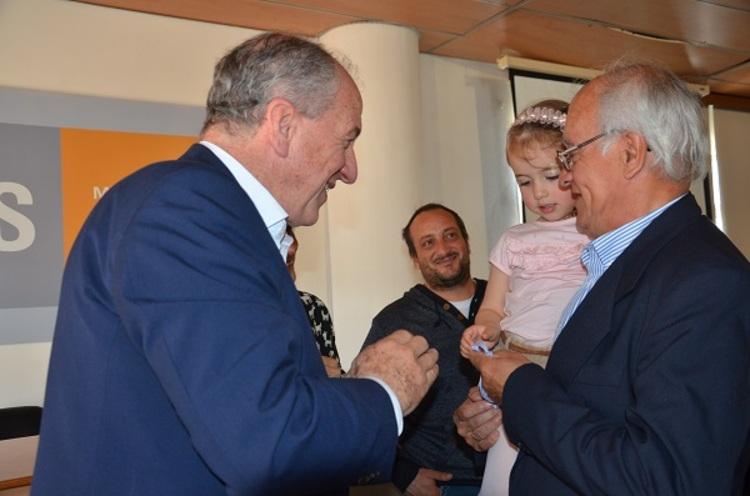 Ministro Murro saludando a funcionarios en su día Ministro Murro saludando a funcionarios en su día