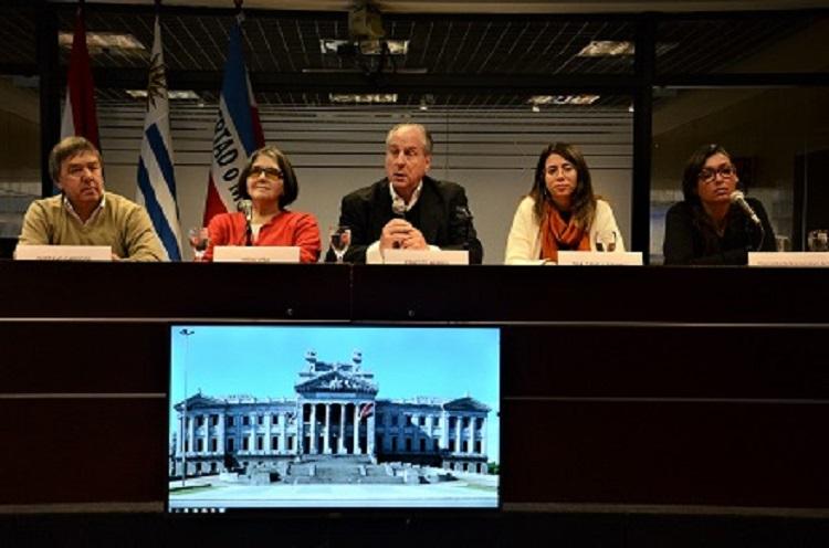 Ministro Murro exponiendo en Seminario Mesa de expositores en seminario