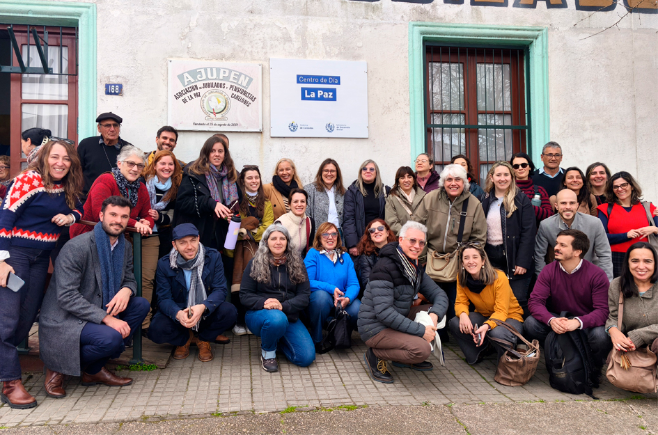 Barrios visitó centros de cuidados para impulsar su inclusión en la negociación colectiva Autoridades y demás asistentes en foto grupal