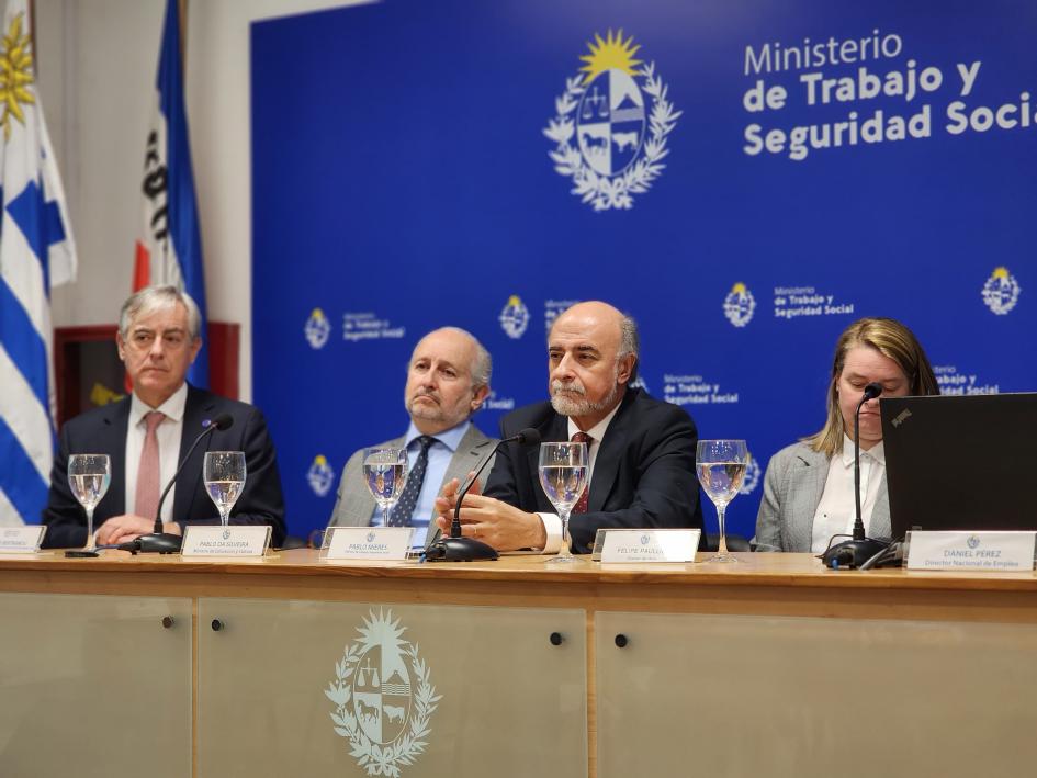 Presentación programa Yo Estudio y Trabajo Autoridades durante su exposición en el evento