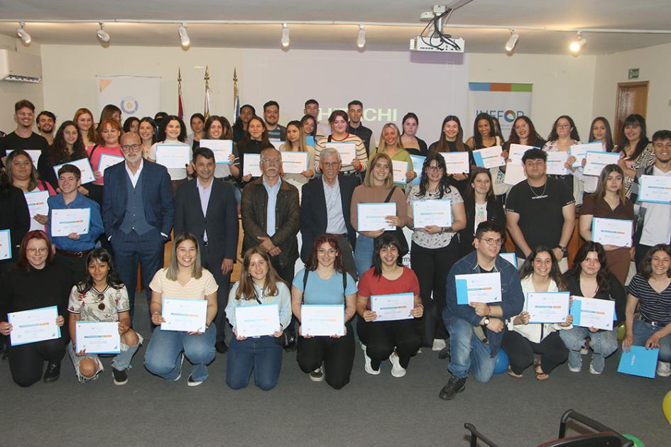 Se entregaron diplomas del programa Yo Estudio y Trabajo Autoridades y jóvenes certificados