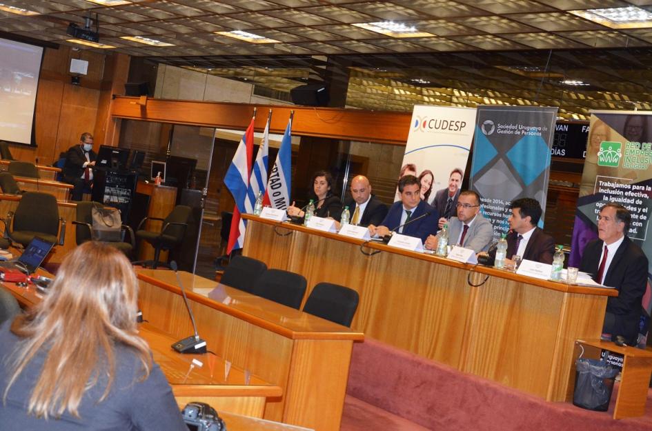 Proyecto de ley agencias de empleo Expositores en el evento