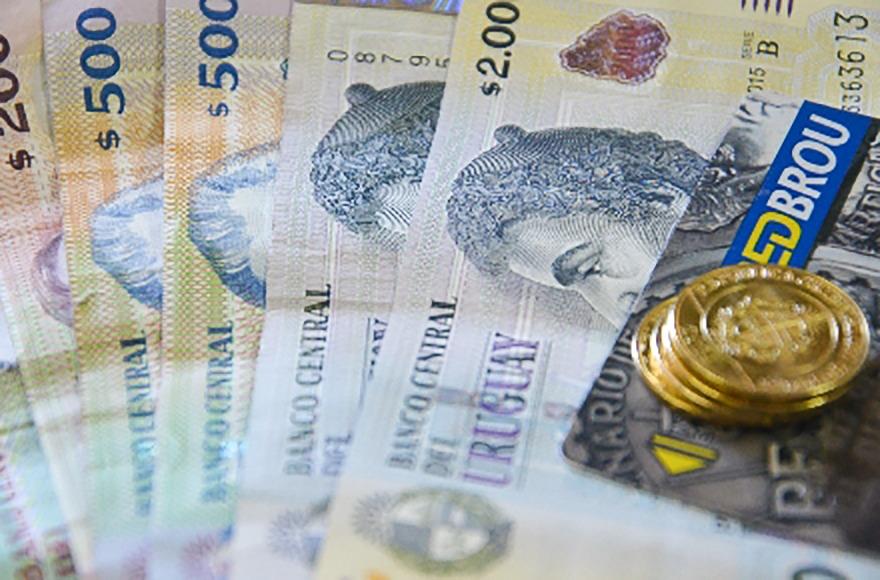Salario Mínimo Nacional Imagen de billetes, monedas y tarjeta de débito