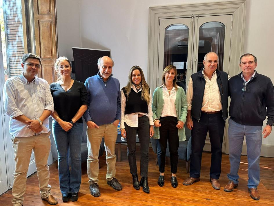 Autoridades del MTSS con Consejo Directivo del Comercial de Salto Mieres y Prati con Consejo Directivo del Centro Comercial de Salto