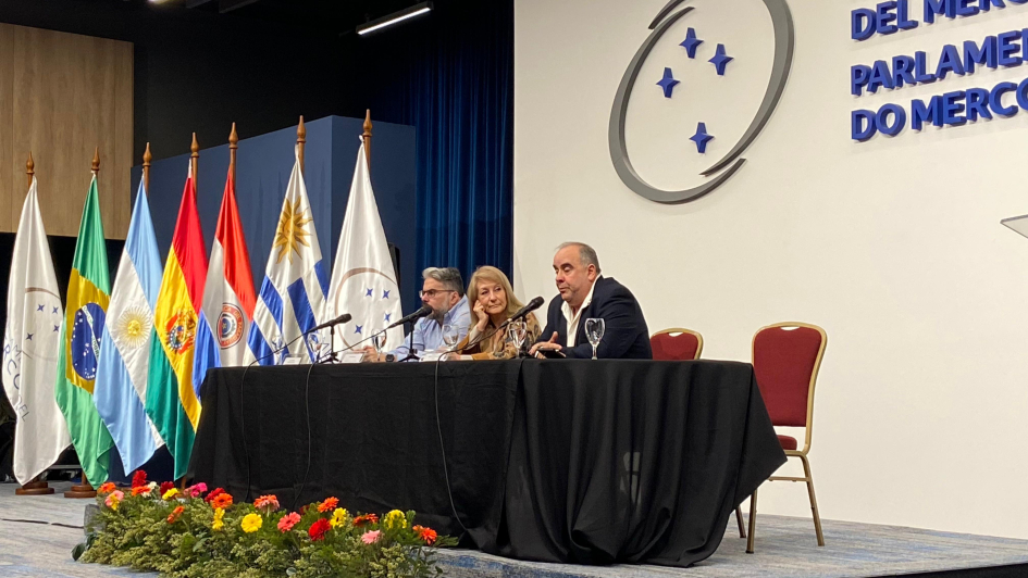 Barretto participó en actividad por 20 años de la negociación colectiva en el sector público Vicepresidenta Cosse, Joselo López y Martín Pereira de COFE