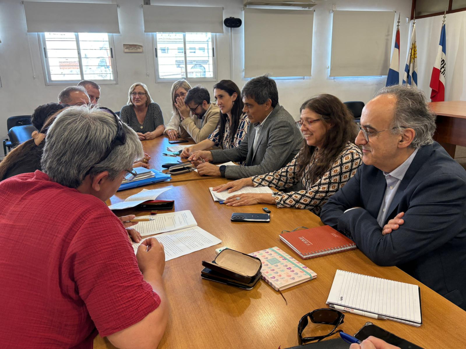 Participantes reunidos en la mesa para firmar el convenio