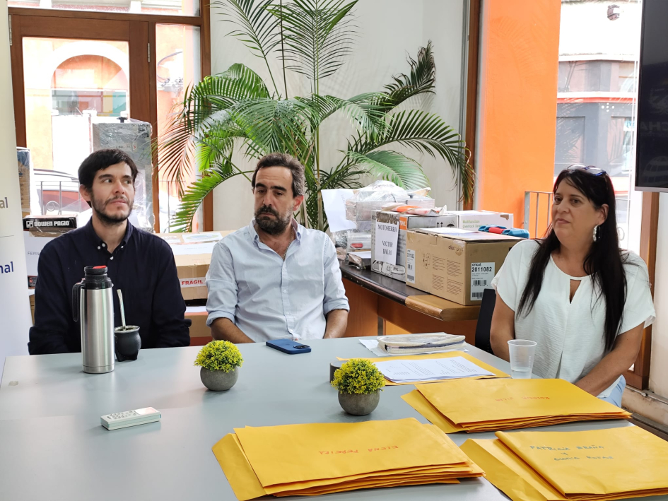 Director de Empleo Federico Araya participó en entrega de Proyectos de Inversión Productiva en Rocha Araya en la mesa junto a autoridades de la Intendencia de Rocha