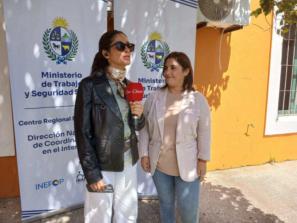 Inspección de Trabajo intensificará tareas de fiscalización en obras de construcción de Maldonado Bouret hablando con una periodista para un canal de televisión