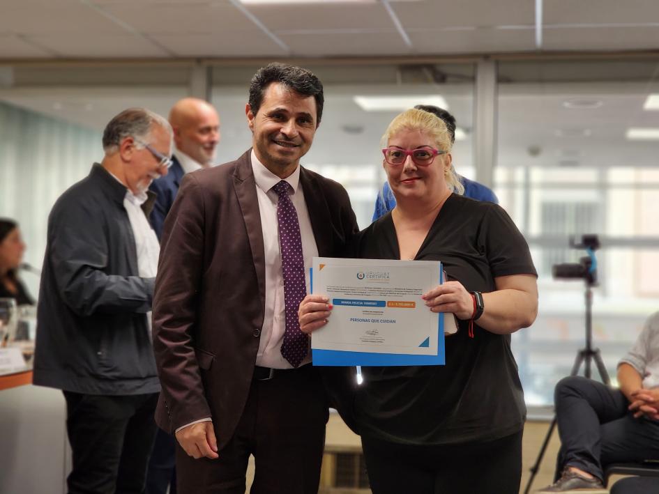 Inefop entregó diplomas a egresados de Uruguay Certifica Pérez con egresada de Uruguay Certifica