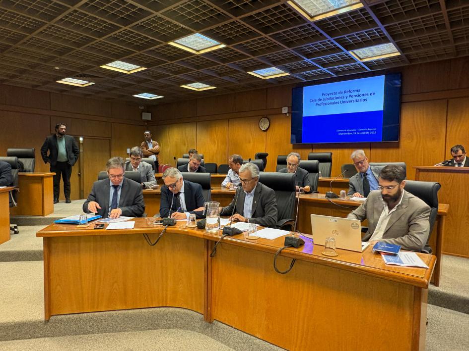 Proyecto de reforma de la Caja de Jubilaciones y Pensiones de Profesionales Universitarios Autoridades presentando proyecto