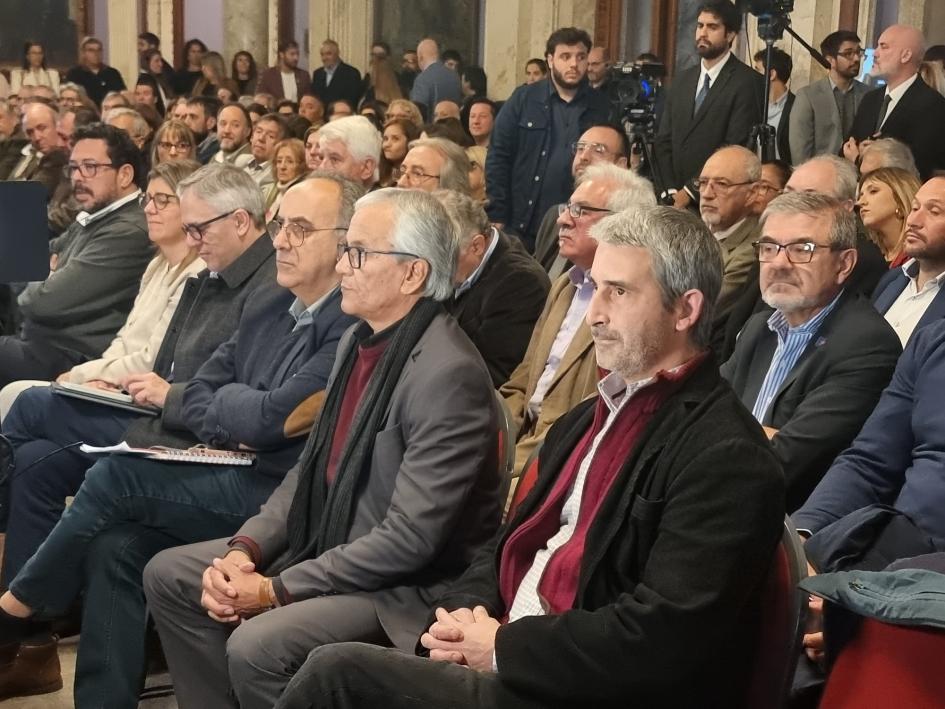 Instalación del Comité Nacional para el Año Internacional de las Cooperativas Castillo y Barretto junto a las demás personas del público