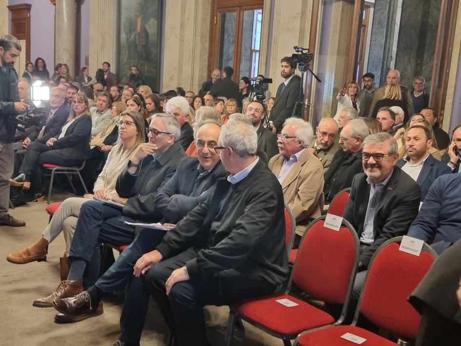 Instalación del Comité Nacional para el Año Internacional de las Cooperativas Barretto junto a las demás personas del público