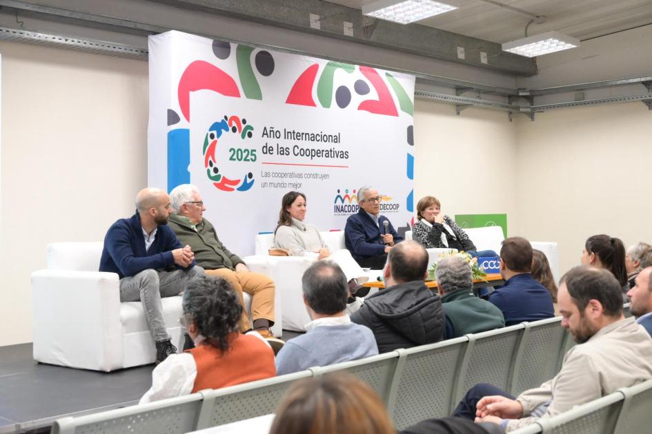 Celebración por Día Internacional de las Cooperativas Autoridades y público presente