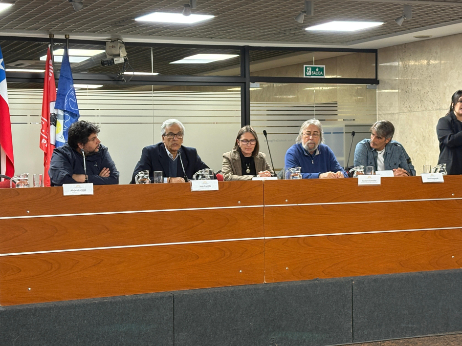 Evento “Una mirada de los trabajadores sobre los puertos de la región” Ministro y demás exponentes