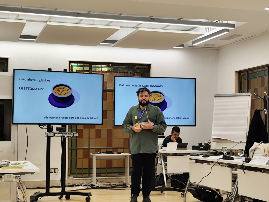MTSS participó en taller internacional sobre inclusión laboral de personas LGBTIQ+ Un hombre exponiendo en el taller