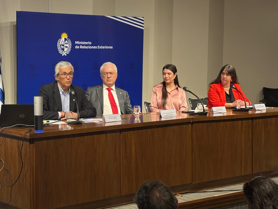 Actividad por Día Internacional de la Eliminación de la Violencia contra la Mujer Mesa de autoridades